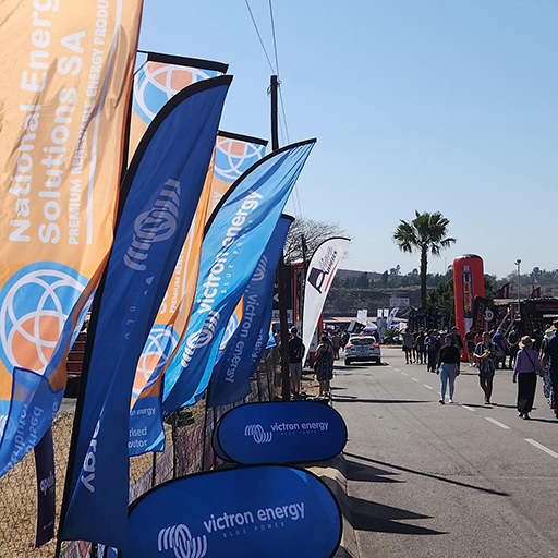 Telescopic banners amongst teardrop banners at an outdoor exibition